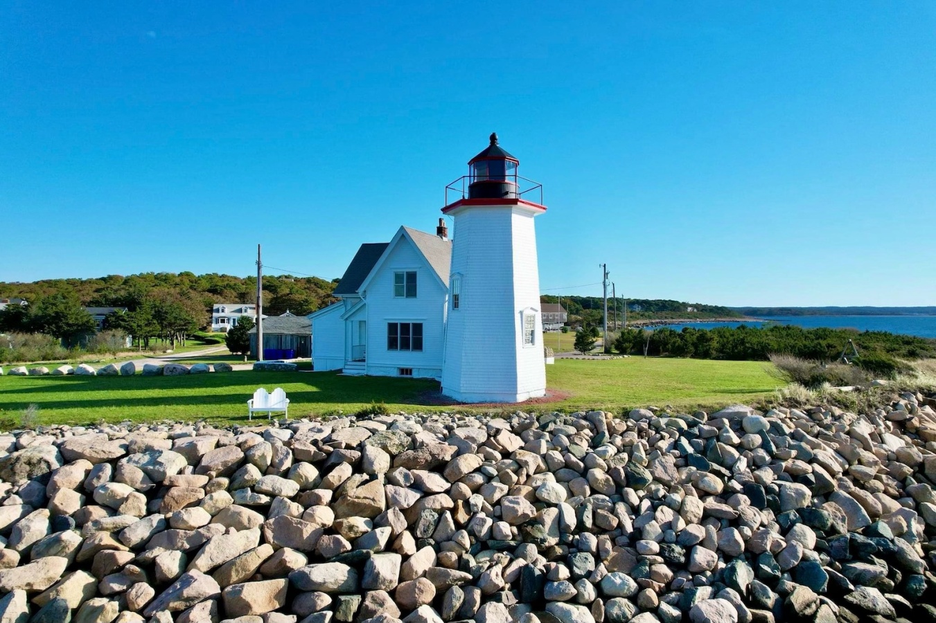 Cape Cod è famosa per la bellezza delle coste e i suggestivi fari. La peculiarità di questo? Dalla sala della lanterna, raggiungibile attraverso un'antica scala a chiocciola in mogano, si gode di un'impagabile vista sull'Atlantico.   Dove: Pocasset, Sta
